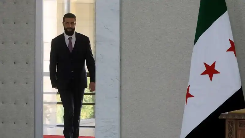 Paris'te Şara-Macron Zirvesi: Fransa Suriye'nin İyileşmesine Destek Verecek