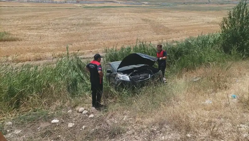 Şarampole Uçan Otomobil Kazasında İki Kişi Yaralandı