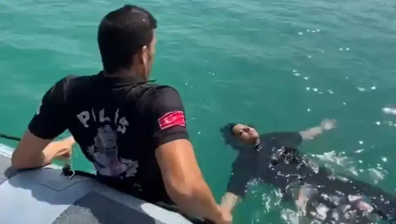 Baraj Gölünde Kaybolan Kadını Gemi Adamları Kahramanlıkla Kurtardı