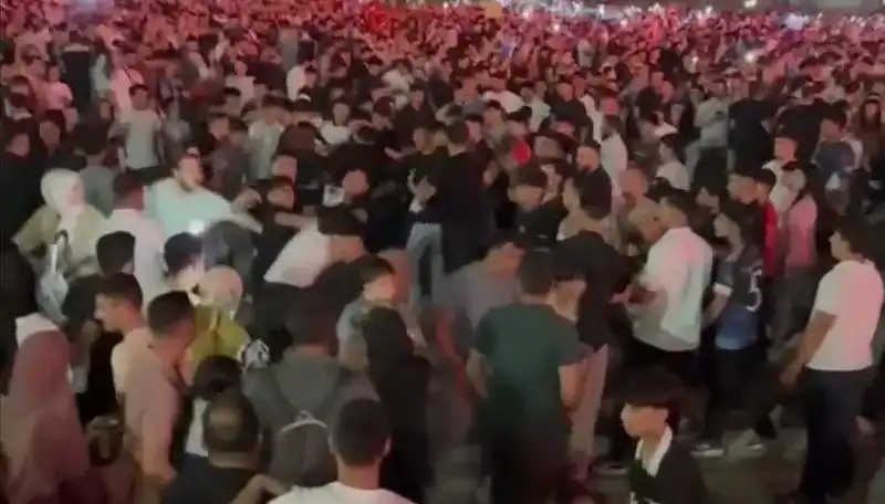 ** Konserde Beklenmedik Kavga: Üç Kişi Bıçakla Yaralandı!**