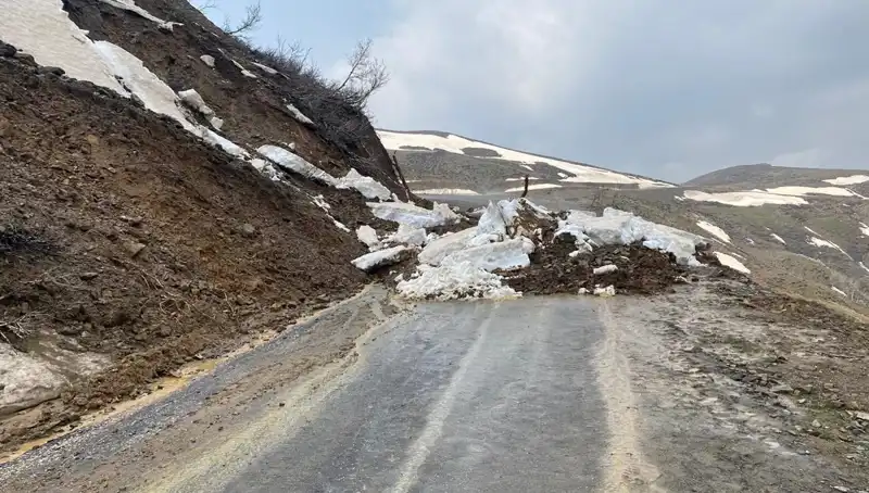 Muş’ta Heyelan Sonrası Kapanan Köy Yolu Yeniden Ulaşıma Açıldı