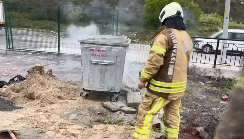 Başakşehir'de Çöp Konteynerinden Yükselen Dumanlar, Kimyasal Madde Panik Yaratıyor!