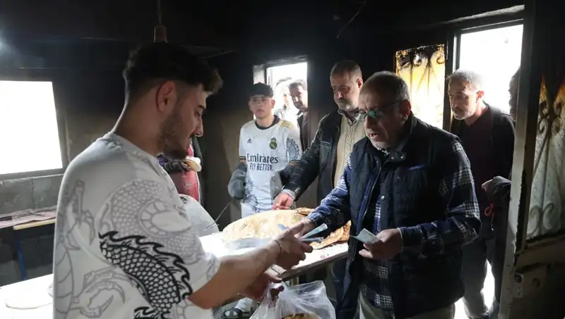 İki Çeşit Ekmek İçin 7 Kilometre Yol Yürüyorlar: Yoğun Saatler Başlıyor!