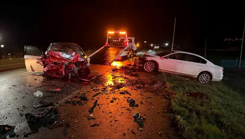Çanakkale'de Feci Trafik Kazası: Kafa Kafa Çarpışma Sonucu 3 Kişi Hayatını Kaybetti