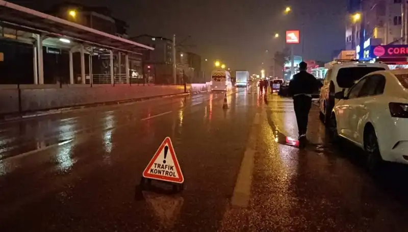 Bursa'da Kazaya Müdahale Eden Polise Kamyonet Çarptı: Olayın Detayları