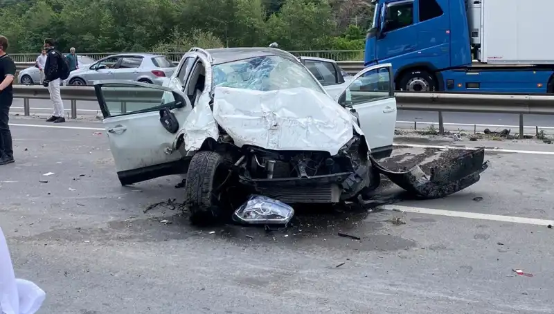Betona Çarpan Araçta Feci Kaza: 3 Yaralı, Detaylar Şaşırtıyor