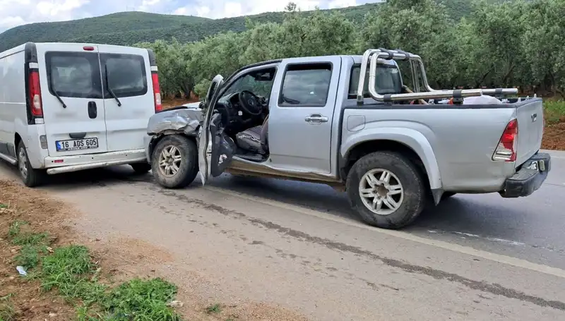 Bursa’da Meydana Gelen Minibüs ve Kamyonet Kazasında İki Kişi Yaralandı