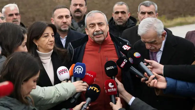 İmralı'dan PKK'ya Çağrı: Öcalan'ın Mesajı Ne Anlama Geliyor?