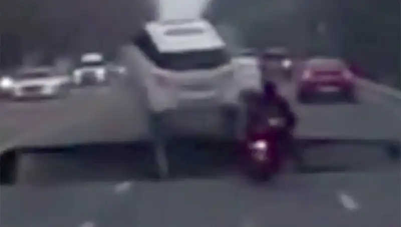 Güney Kore Otoyolunda Açılan Dev Çukur Motosikleti Yuttu, Kazanın Sebepleri Ne?