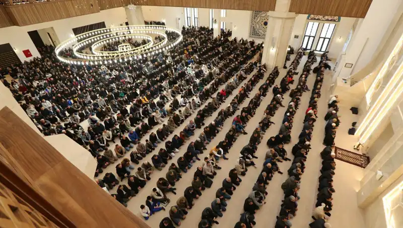 Cuma Namazı İçin Saatler Açıklandı: İstanbul, Ankara ve İzmir'de Kılınacak Zamanlar