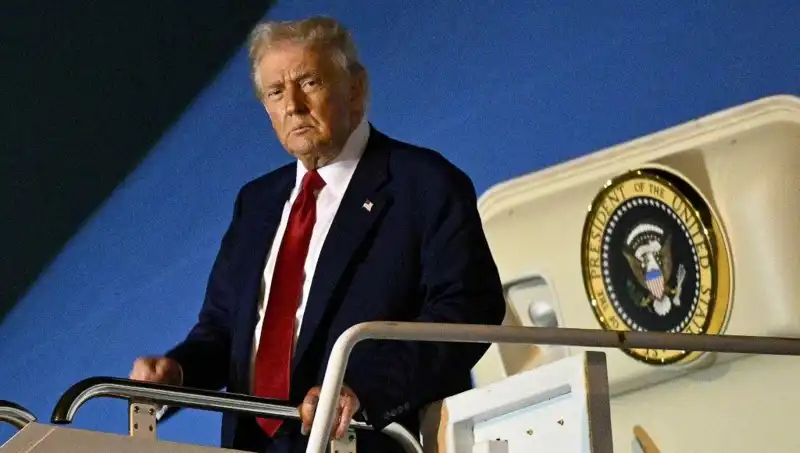 Katar’ın 400 Milyon Dolarlık Trump Jetini Görüntüledi: Uçak Adeta Bir Saray!