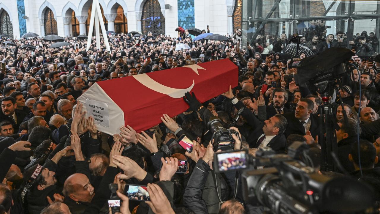 Ünlü Sanatçı Ferdi Tayfur'un Cenazesi Son Yolculuğuna Uğurlandı