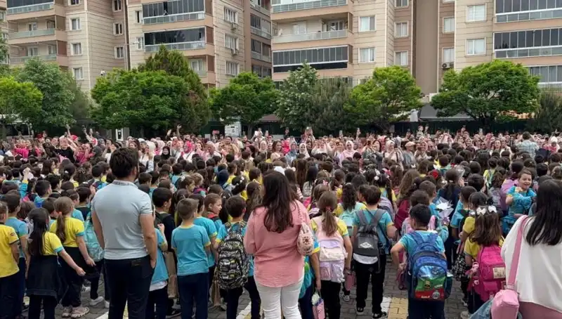 Öğrencilerden Anneleri İçin Duygusal Bir Sürpriz Etkinliği