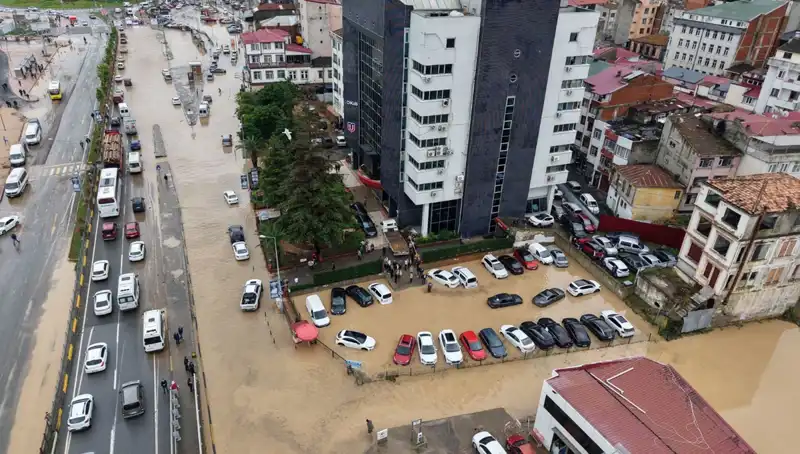 Trabzon'da Sel Felaketi Sonrası Çamurla Mücadele Başladı