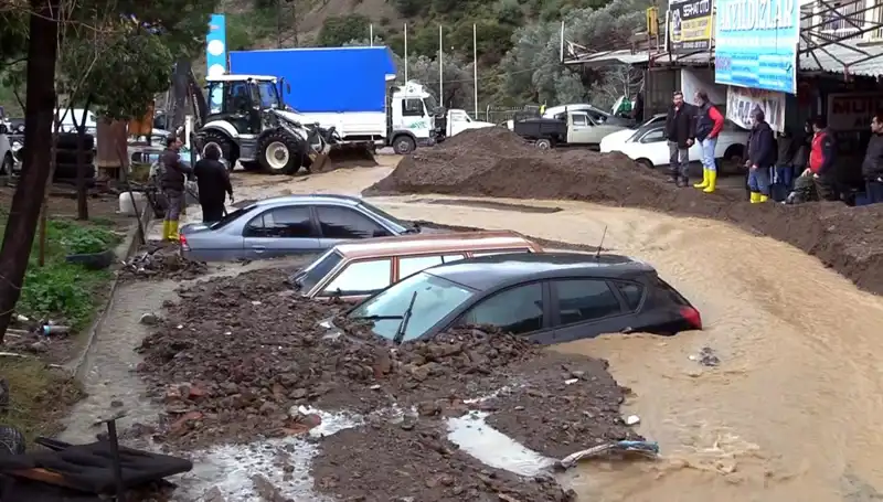 İzmir’i Bekleyen Çifte Tehlike: Deprem ve Tsunami Senaryoları Gerçekleşebilir mi?
