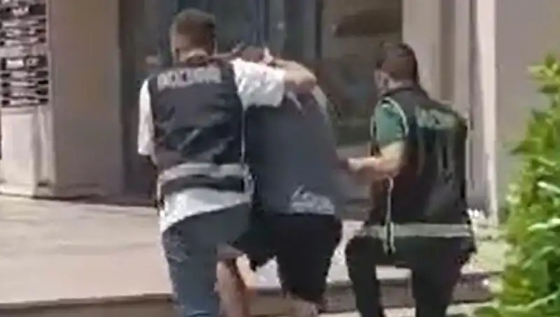 Yurt Dışında Sahte Dövizle Alışveriş Yapan Turist Sınır Dışı Edildi