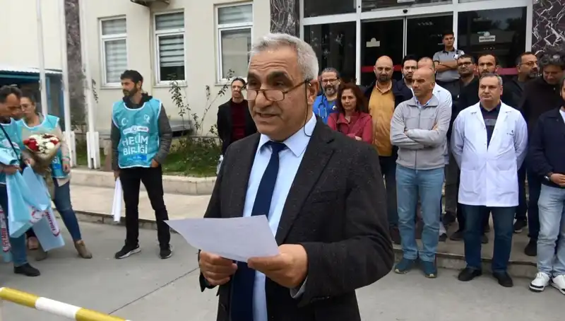 Antalya'da Doktora Saldırı: Sağlık Çalışanları İş Bıraktı, Protesto Başladı