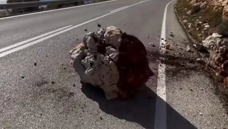 Kaş'ta Şiddetli Yağış Sonrası Kayalar Düştü: Bölgedeki Durum Ne?