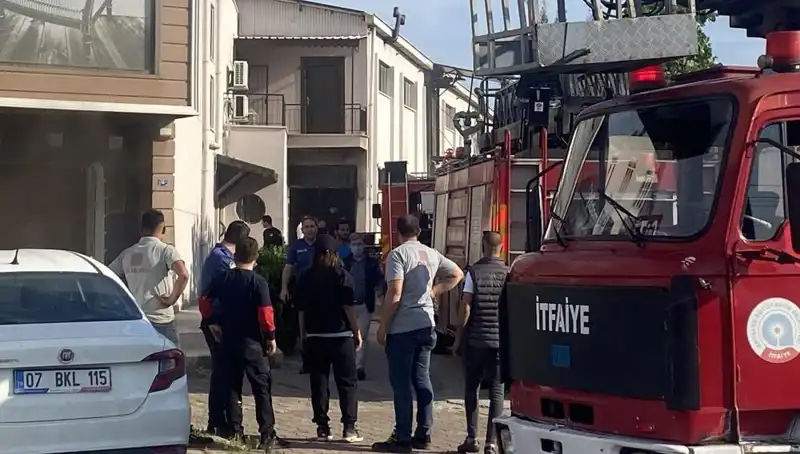 Mobilya Atölyesinde Yangın Paniği: Şok Edici Görüntüler!