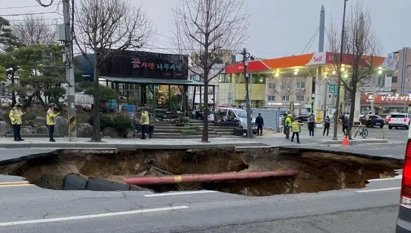 Güney Kore’deki Dev Çukur, Motosiklet Kazasına Neden Oldu: 1 Kayıp, 1 Yaralı