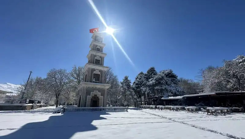 Erzincan'da Nisan Ayında Beklenmedik Kar Yağışı Şaşırttı!