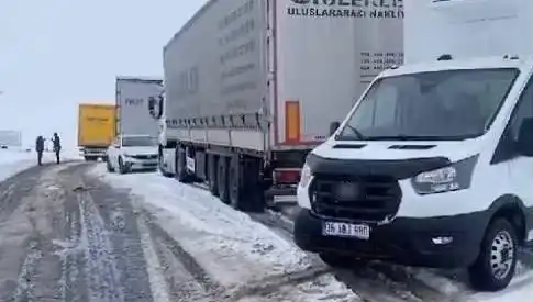 Kars-Ardahan Karayolunda Yoğun Kar Yağışı: TIR'lar Kara Saplandı