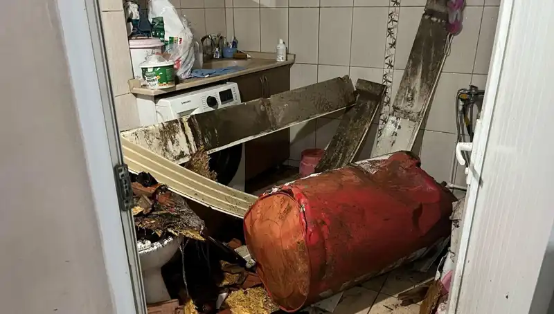 Ege Bölgesi'nde Şiddetli Fırtına: Ağaçlar Devrildi, Caddeler Beyaza Büründü