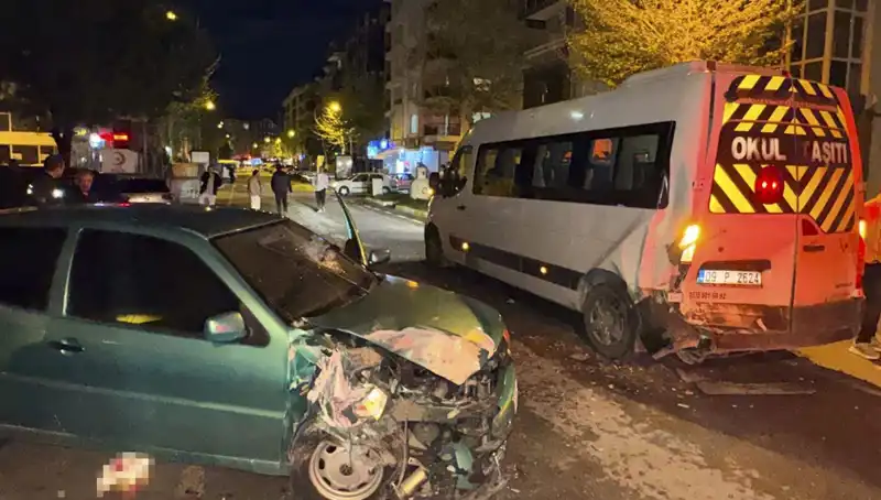 Otomobil Servis Minibüsüne Çarptı: Korkunç Kaza ve Yaralılar!