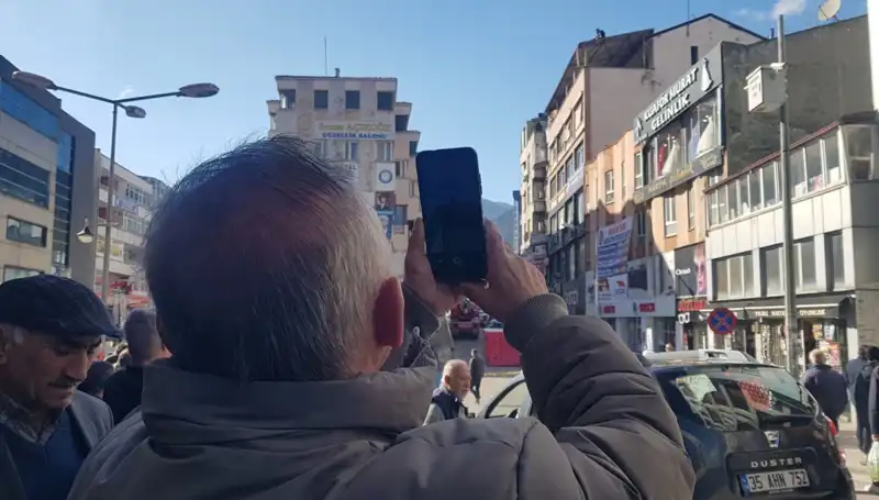 Çatıya Çıkan Kişiyi Görüntülemek İçin Yarışan Vatandaşlar Olay Yaratıyor