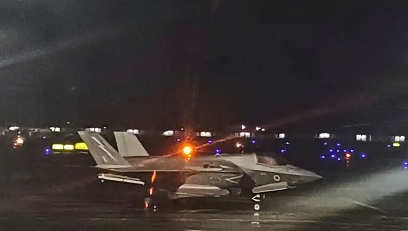 Hindistan'da Beş Haftalık Bekleyiş: Mahsur Kalan İngiliz Savaş Uçağı Nihayet Havalandı