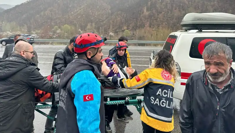Otomobil İstitan Duvarına Çarptı: 5 Yaralı, Kaza Anının Detayları Ortaya Çıktı