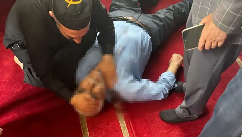 Camide İnanılmaz Olay: Namaz Esnasında Bıçaklı Saldırı Gerçekleşti
