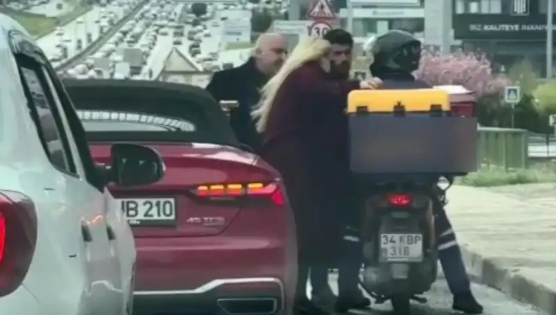 D-100'de Dehşet Anları: Motokurye ile Tartışan Şahıs Silah Çekti