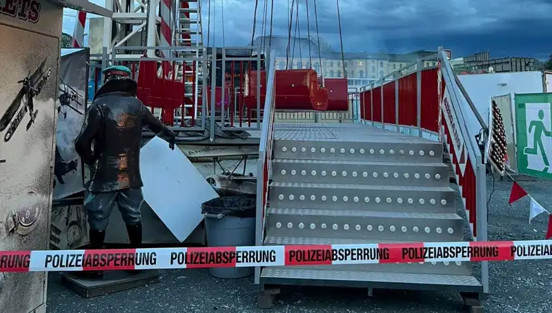 Dönen Salıncak Reklam Direklerine Çarptı: Korkutucu Anların Ardından Ne Oldu?