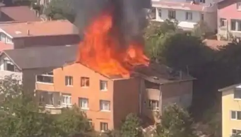İstanbul'da Yangın Paniği: Dört Kişi Apartmanda Mahsur Kaldı!