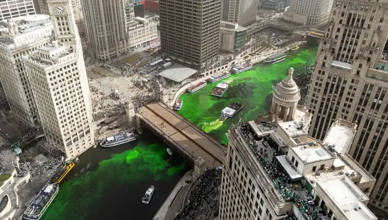 ABD'de Aziz Patrick Günü Coşkusu: Chicago Nehri'nin Yeşil Rüyası
