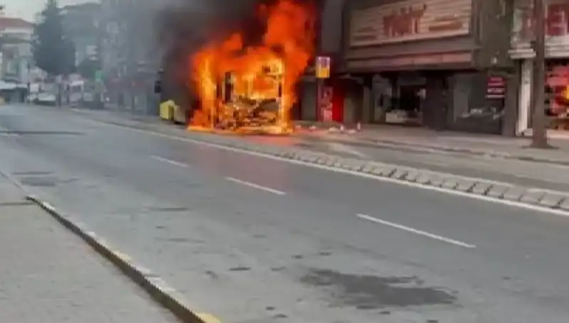 Ümraniye'de Korku Dolu Anlar: Bir Anda Alev Alan Araçta Panik Yaşandı