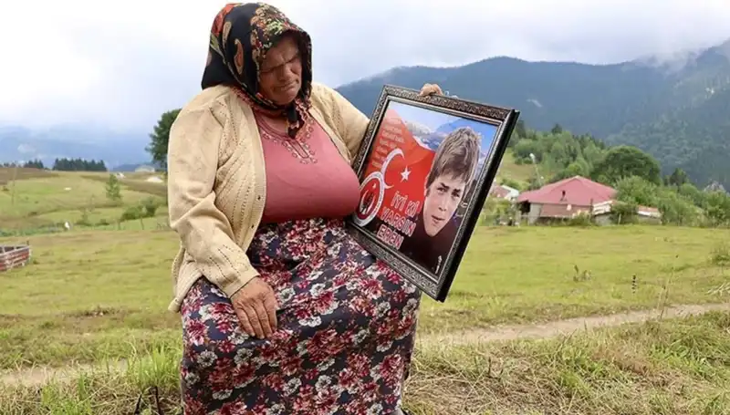 DEM Parti, Eren Bülbül’ün Annesini Duygusal Bir Şekilde Ziyaret Etti