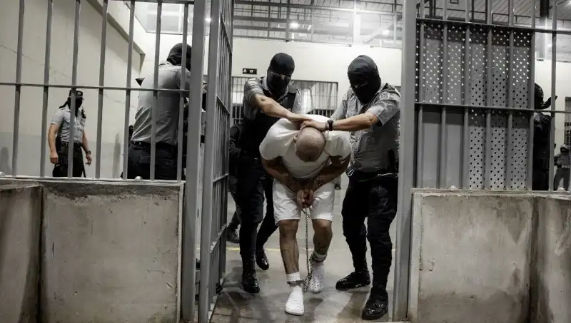 El Salvador'daki Cehennem: Trump'ın Cevabı ve Göçmenlerin Dramı