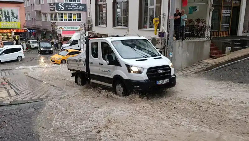 10 Dakikalık Sağanak, Şehri Su Altında Bıraktı: Baskınlar ve Etkileri