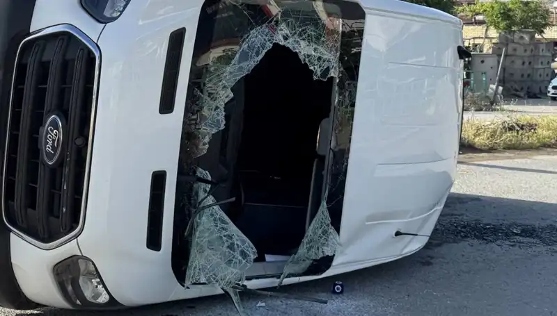 İşçi Servisiyle Otomobil Çarpıştı: 12 Kişi Hastaneye Kaldırıldı