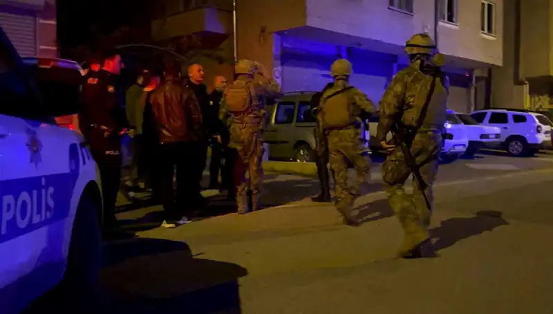 Balkonundan Tüfekle Ateş Açan Şahıs, Polisin Gelmesiyle Eve Kilitlendi