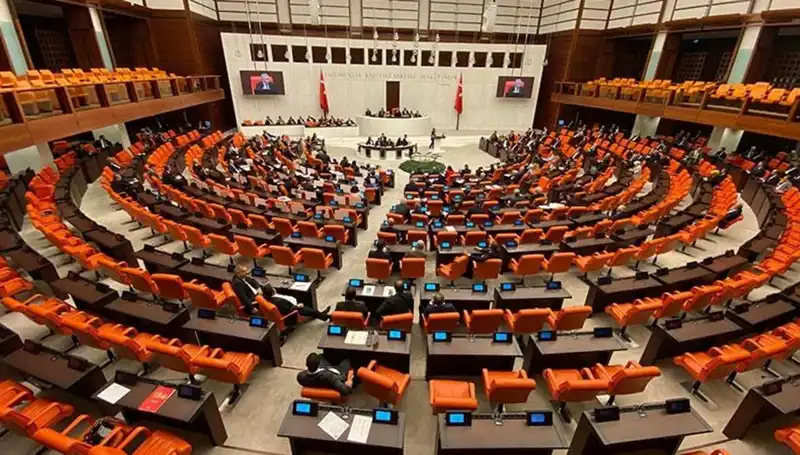 Emekli İkramiyesini 4 Bin TL'ye Çıkaracak Teklif TBMM'de Onaylandı