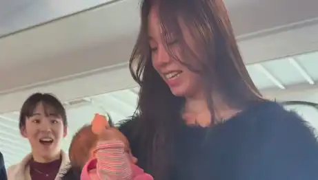 Japonya'nın En Küçük Yıldızı Bebek Gigi: Yerel Halkın Yeni Gözdesi