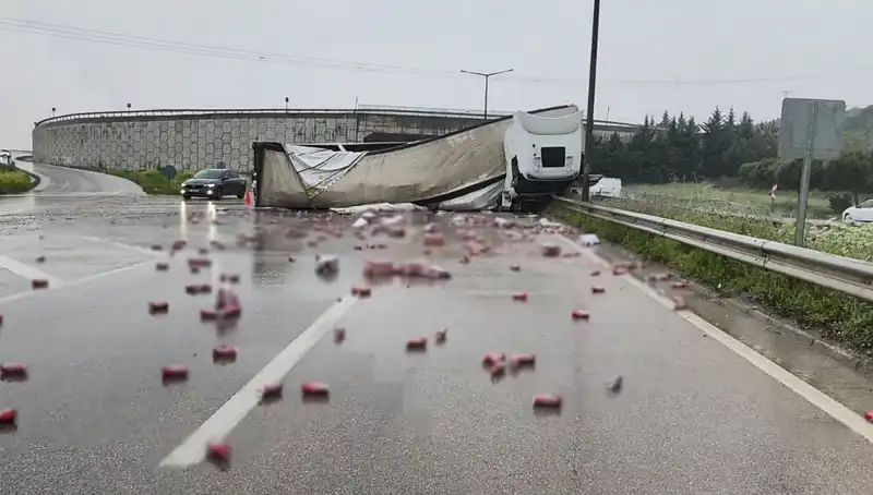 TIR Devrildi: Yolda İçki Yağmuru Yaşandı, Olay Görenler Şaşkın!