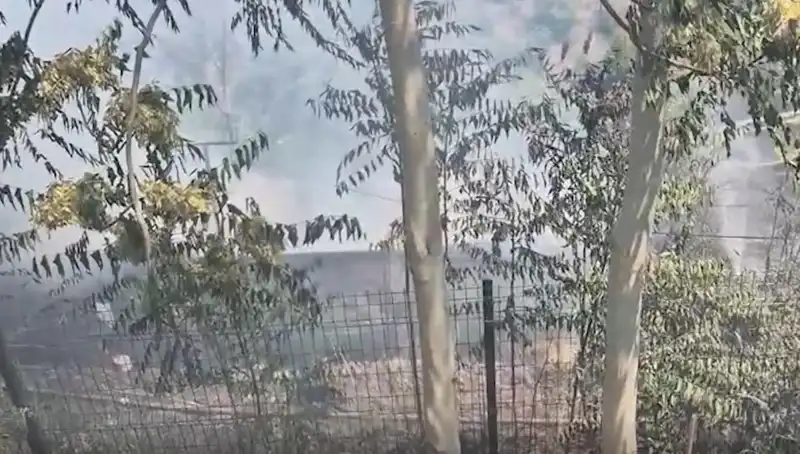 Sultangazi'de Otluk Alanda Korkutan Yangın: Gecekondu Tehlikede!