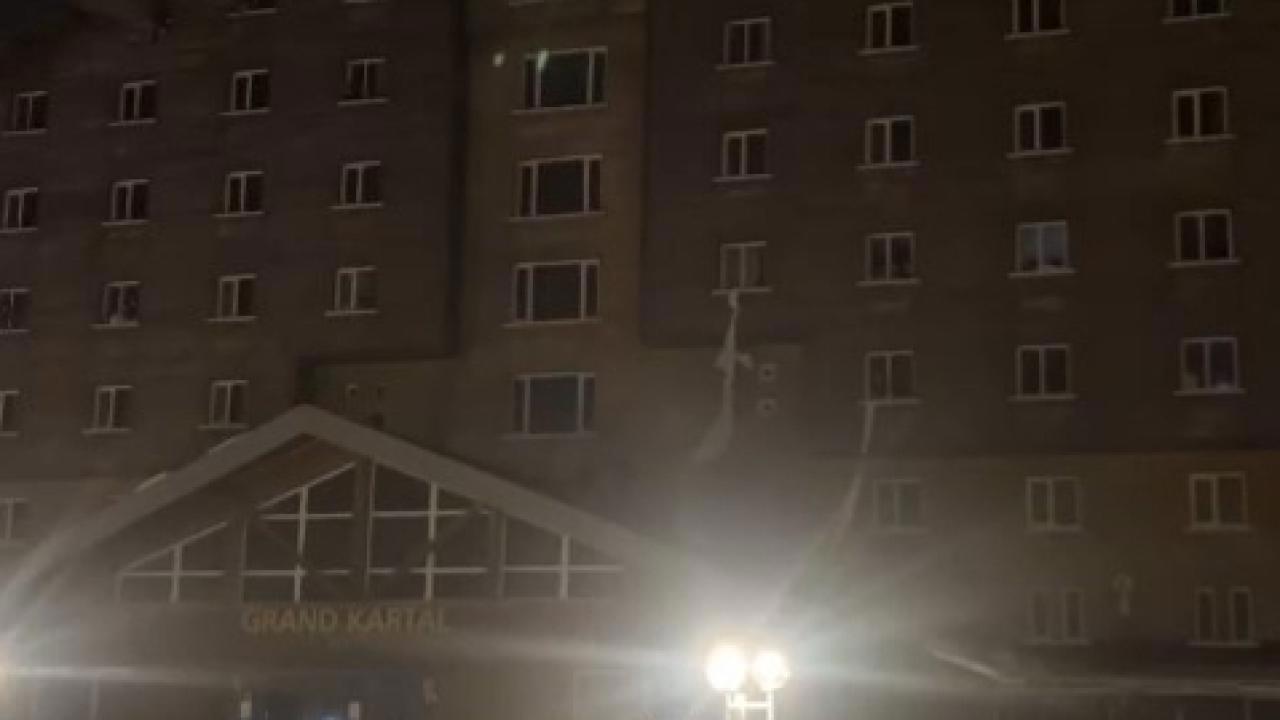 Otel Yangınında Çaresizce Çarşaflarla Kurtulmaya Çalıştılar