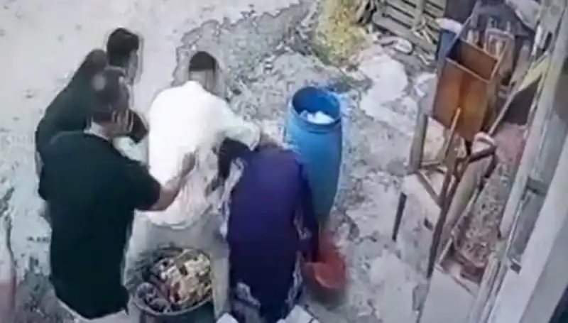 : Başakşehir'de Bidon Kavgası: Baba ve Oğul, 58 Yaşındaki Kadını Darp Etti
