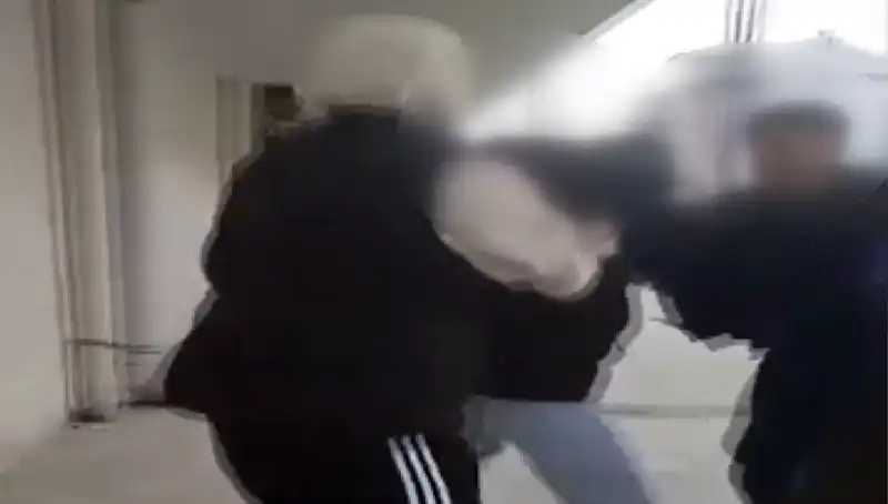 Sokak Ortasında Akran Zorbalığı: Özür Dilettirdiler, Ardından Dayak Attılar