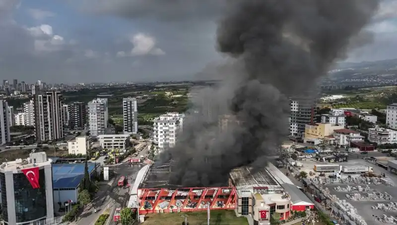 Mersin'de Fabrika Yangını: TOMA ve İtfaiye Ekipleri Zamanla Yarıştı